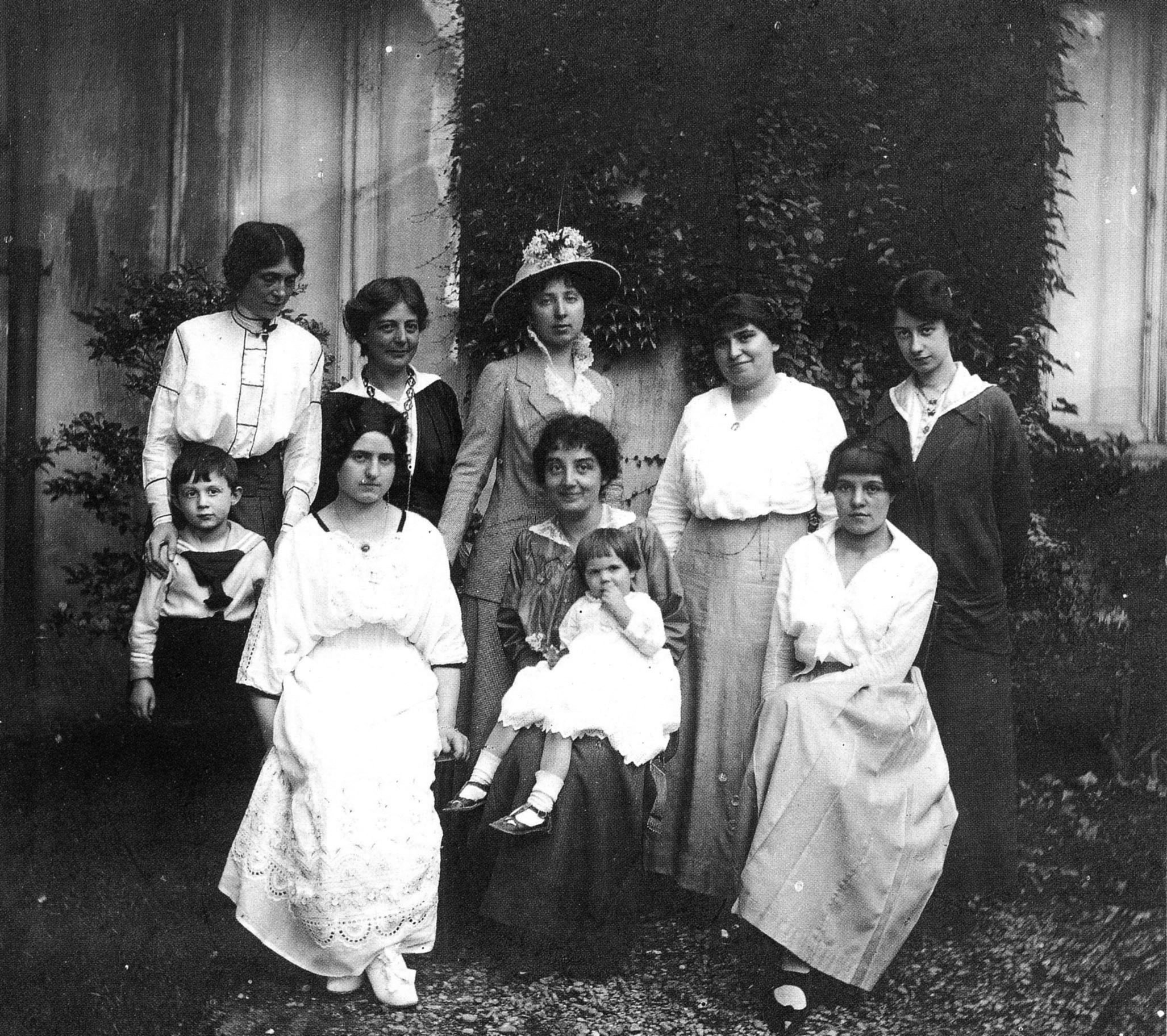 Foto di gruppo di alcune partecipanti al Corso per educatrici sul Metodo Montessori organizzato dalla Società Umanitaria nel 1914 (Fototeca Società Umanitaria - Milano)