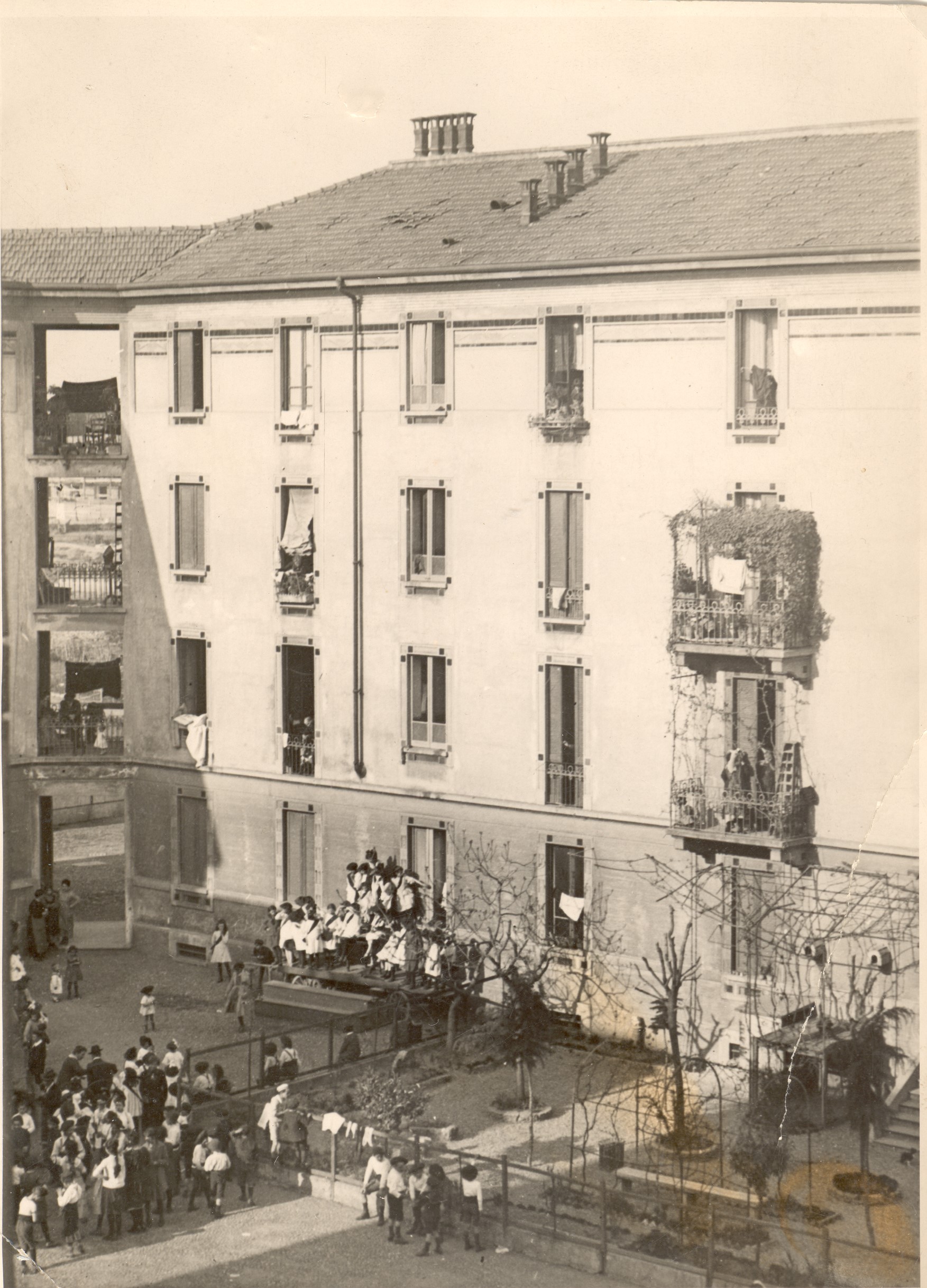 Il cortile e la Casa dei Bambini nel quartiere operaio di via Solari (19010 ca)